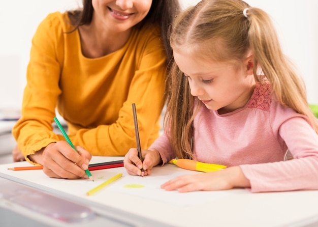 Lehrer Und Schuler Im Klassenzimmer Kostenlose Foto