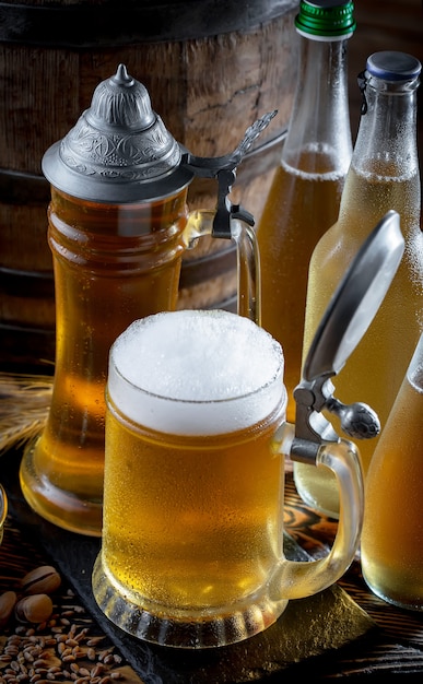 Leichtes bier in einem glas auf dem tisch PremiumFoto