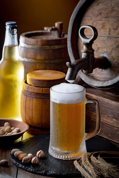 Leichtes bier in einem glas auf dem tisch PremiumFoto