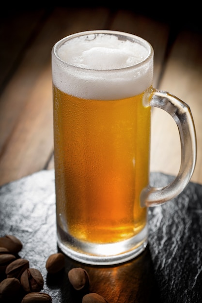 Leichtes bier in einem glas auf dem tisch PremiumFoto