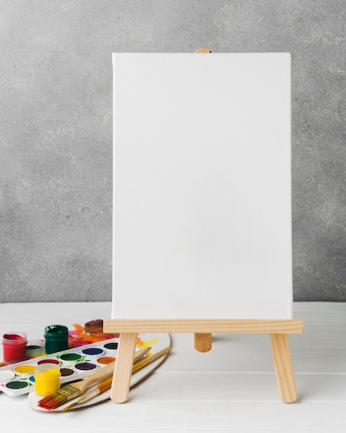 Leinwand Auf Staffelei Und Farbpalette Kostenlose Foto