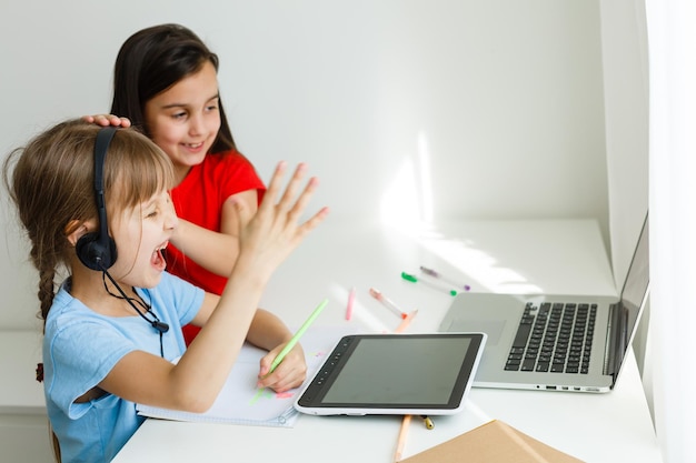 Lernen von zu hause, homeschoolkinderkonzept. kleine