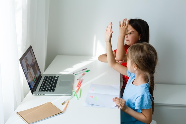 Lernen von zu hause, homeschoolkinderkonzept. kleine