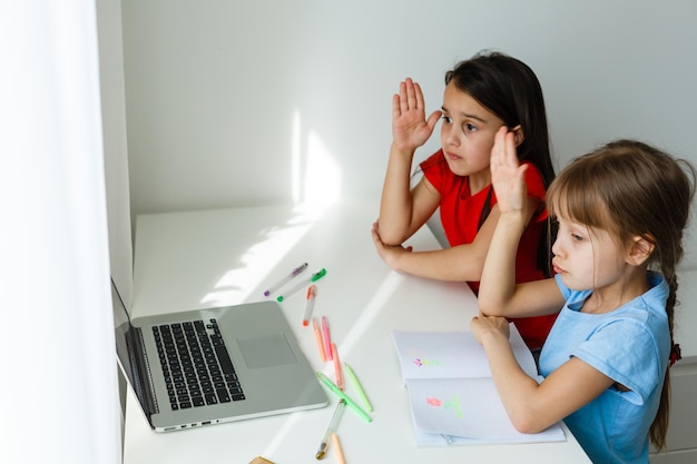 Lernen von zu hause, homeschoolkinderkonzept. kleine