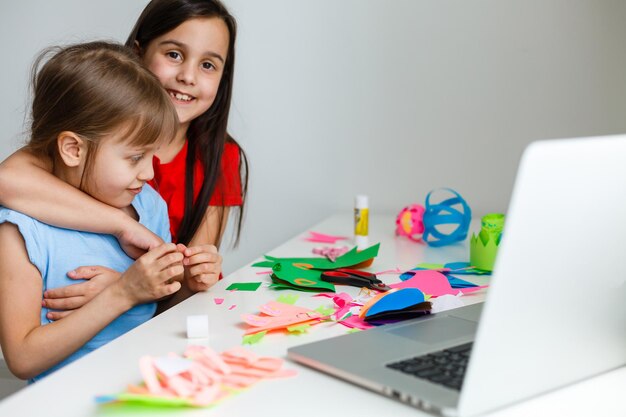 Lernen von zu hause, homeschoolkinderkonzept. kleine