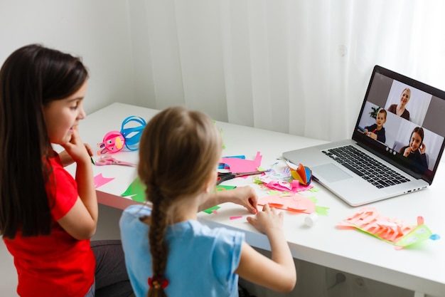 Lernen von zu hause, homeschoolkinderkonzept. kleine