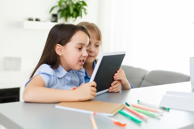 Lernen von zu hause, homeschoolkinderkonzept. kleine