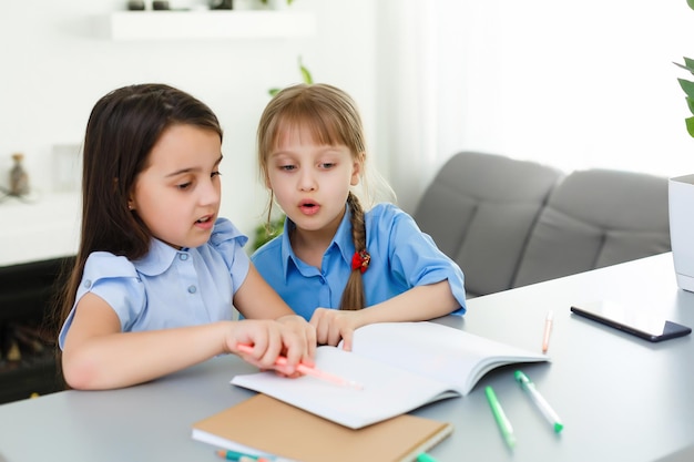 Lernen von zu hause, homeschoolkinderkonzept. kleine