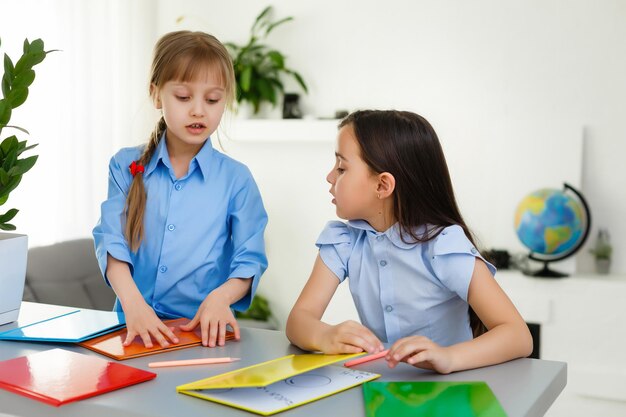 Lernen von zu hause, homeschoolkinderkonzept. kleine