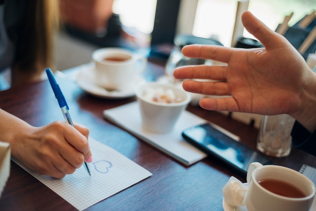 Leute, die das sitzen im café besprechen Kostenlose Fotos