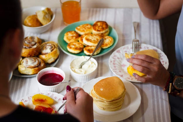 Leute, die pfannkuchen zum frühstück essen Kostenlose Fotos