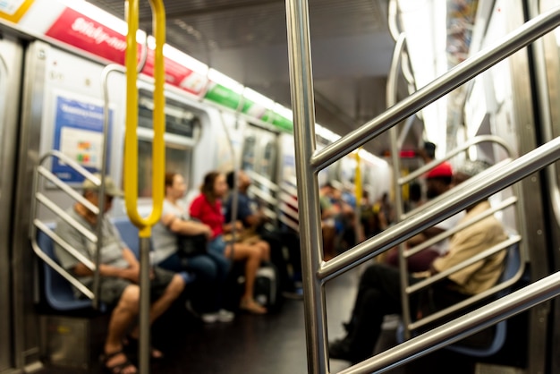 Leute in der u-bahn verwischten hintergrund Kostenlose Fotos