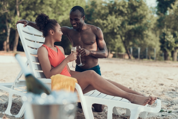 Leute rösten und trinken champagner Premium Fotos