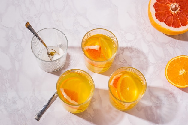 Limonade. mit frischer orange, zitrone und grapefruit trinken ...