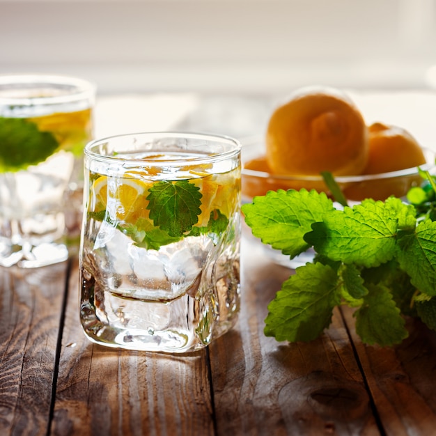 Limonade mit frischer zitrone mit zucker und minze auf hölzernem hintergrund Premium Fotos