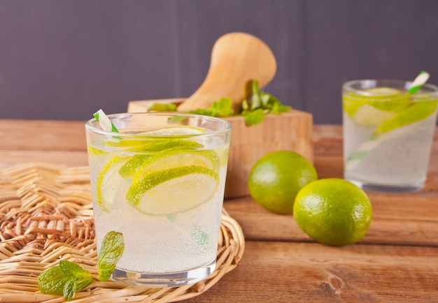 Limonaden- oder mojito-cocktail mit zitrone und minze, kaltem erfrischungsgetränk oder getränk Premium Fotos