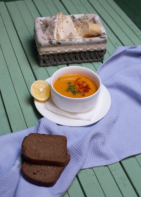 Linsensuppe mit zitrone und brot. | Kostenlose Foto