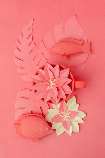 Living coral konzept. fischspielzeug eingestellt und origami papercraft blumen Premium Fotos
