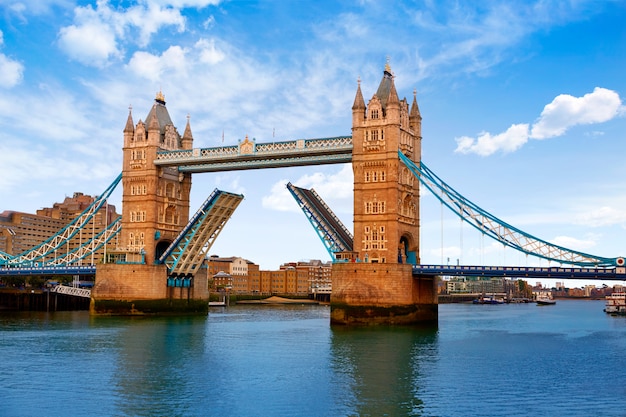 London tower bridge über der themse Premium Fotos