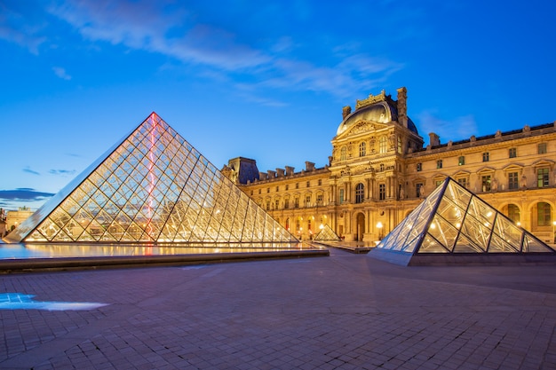 Louvre Museum In Paris In Der Dammerung In Frankreich Premium Foto