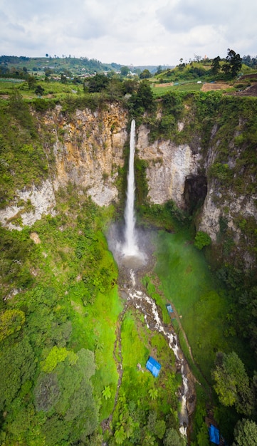 Luftaufnahme sipiso piso wasserfall in sumatra reiseziel  