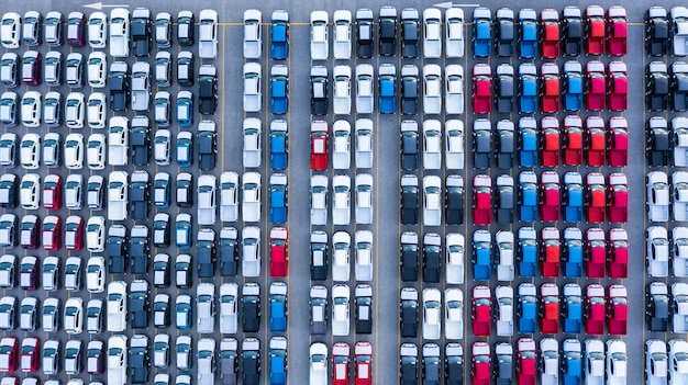 Luftbild neuwagen zu verkaufen lagerlos reihe, neuwagenhändler inventar import export geschäft logistisch grobal. Premium Fotos