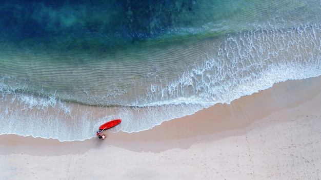 Luftdraufsicht von kayak fahren um meer mit blauem wasser des smaragdwassers und wellenschaum Premium Fotos