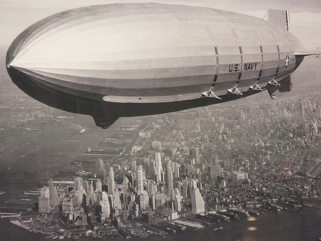 [Bild: luftfahrt-new-york-zeppelin_121-10177.jpg]