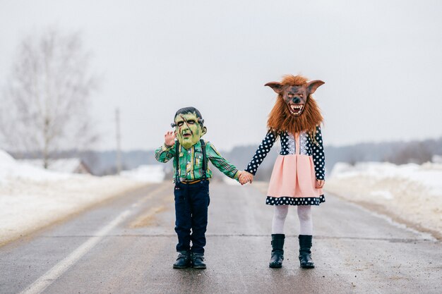 Lustige Helloween Kinder Im Gruseligen Horrorsilikon Maskieren Portrat Kleine Komische Kinder Mit Schrecklichem Make Up Halloween Im Winter Feiernd Ferien Auf Dem Land Frankentstenin Und Werwolfmasken Premium Foto