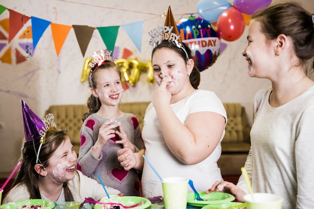 Lustige kinder, die zu hause geburtstag feiern