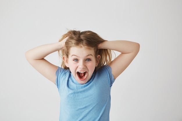 Lustige Kleine Dame Mit Strahlend Blauen Augen Im Blauen T Shirt Das Schreit Und Super Aufgeregt Uber Neue Spielzeugpuppe Ist Die Papa Zum Geburtstag Gekauft Hat Kostenlose Foto