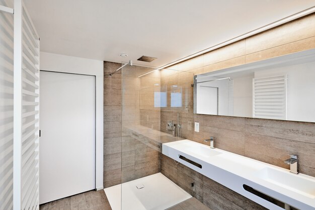 Luxus-badezimmer estate home dusche | Premium-Foto