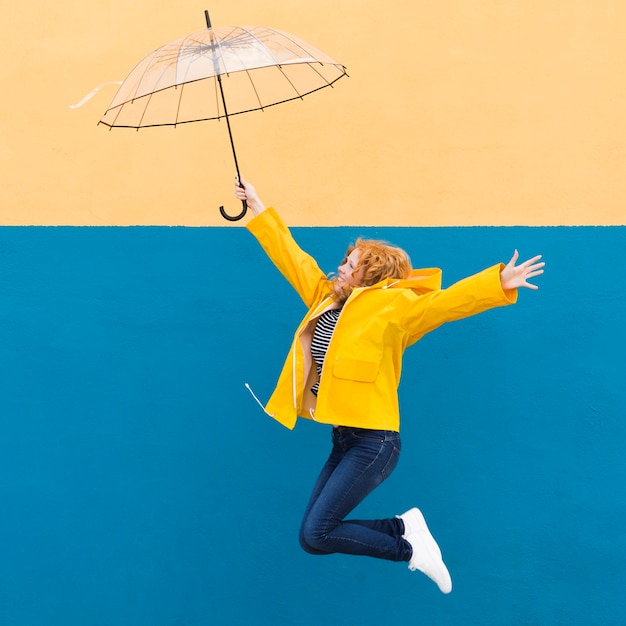Madchen Das Mit Regenschirm Springt Kostenlose Foto