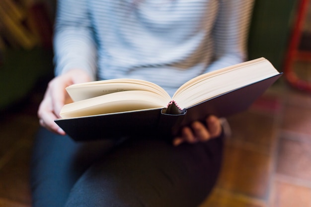 Mädchen, ein buch zu lesen | Kostenlose Foto