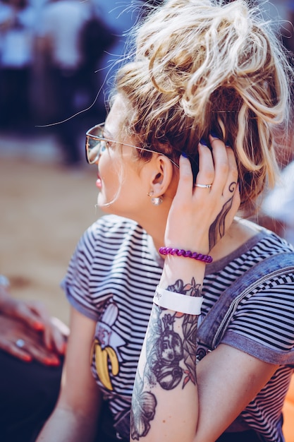 Mädchen in vintage sonnenbrille mit tattoos porträt nahaufnahme auf der