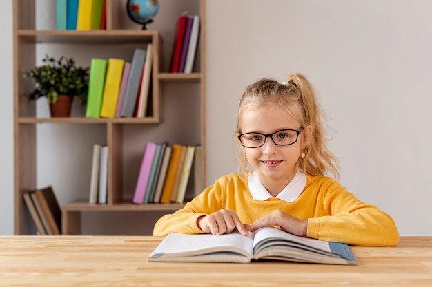 Madchen Mit Brille Lesen Kostenlose Foto