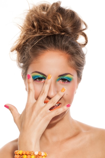 Mädchen mit bunter maniküre und make-up Kostenlose Fotos