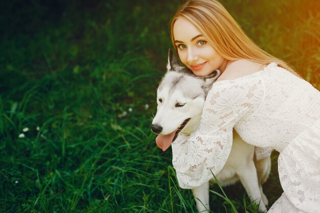 Mädchen mit hellen haaren in weißen kleid gekleidet spielt ...