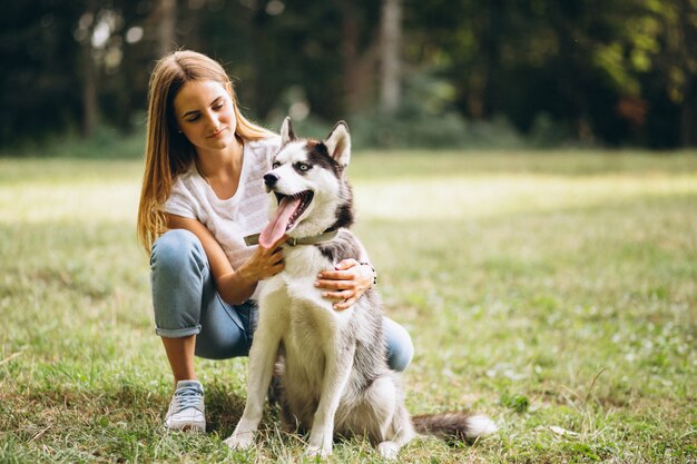 Mädchen mit ihrem hund im park Kostenlose Foto