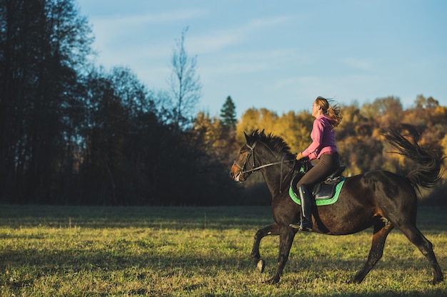 Madchen Reiten Ein Pferd Kostenlose Foto