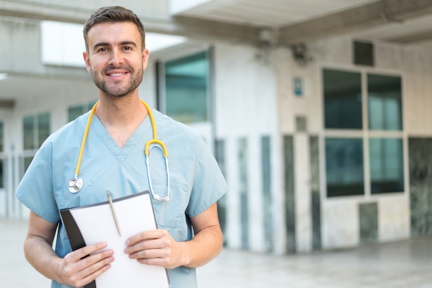 Männliche krankenschwester mit stethoskop Premium Fotos