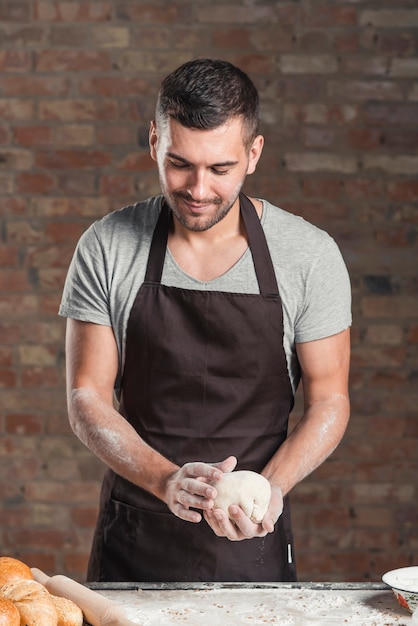 Mannlicher Backer Der Brot In Der Backerei Vorbereitet Kostenlose Foto