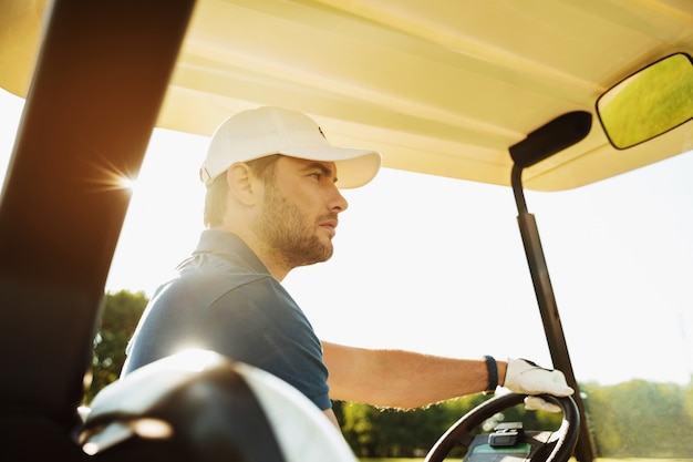 Mannlicher Golfer Der Einen Golfwagen Fahrt Kostenlose Foto