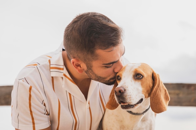 Männlicher küssender hund PremiumFoto