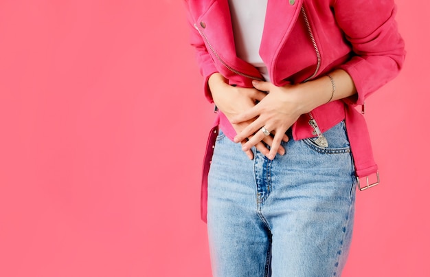 Magenschmerzen. frau hält hände bauch. menstruationsbeschwerden oder darmprobleme. Premium Fotos