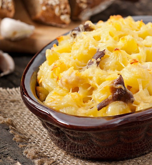 Makkaroni mit käse, huhn und pilzen im ofen gebacken | Kostenlose Foto