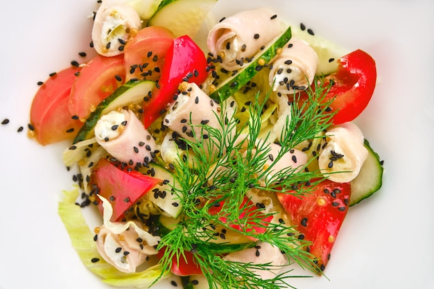 Makrofoto von salat mit schinken, käse, tomate, pfeffer, gurke und ...