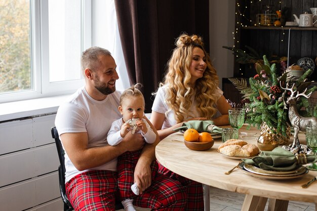 Mama und papa frühstücken mit ihrem kleinen kind in der gleichen