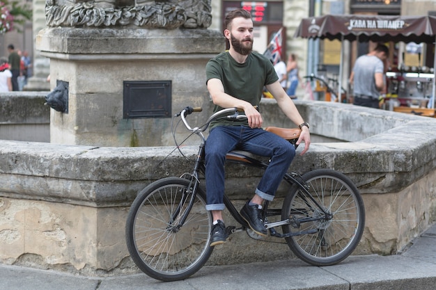 3 sitzt fahrrad