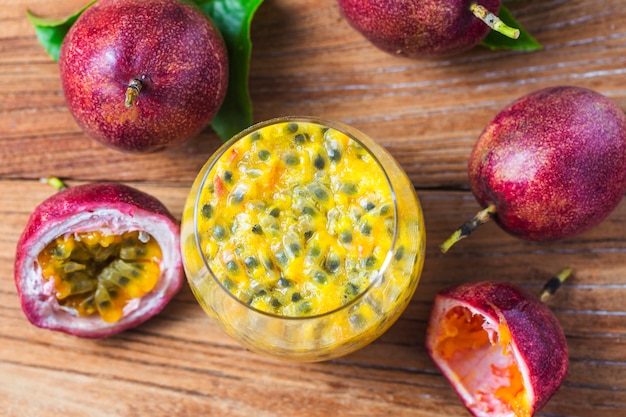 Mango mit passionsfrucht-smoothie mit frischen zutaten | Kostenlose Foto